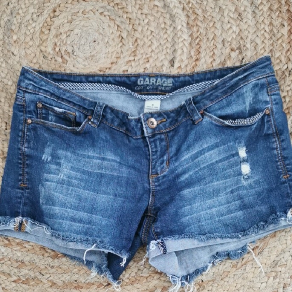 Garage Juniors Womens Cut Off Summergirl Distressed Shorts. Size 9